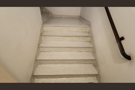 Apartamento para alugar com 174m², 3 quartos e 2 vagas Apartamento para alugar com 174m², 3 quartos e 2 vagasEscada