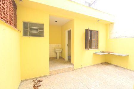 Casa à venda com 125m², 3 quartos e 2 vagasFundos da casa