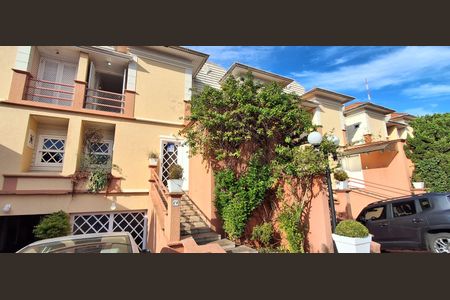 Casa à venda com 200m², 3 quartos e 4 vagas Casa à venda com 200m², 3 quartos e 4 vagasFachada