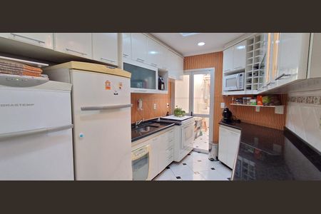 Casa à venda com 200m², 3 quartos e 4 vagas Casa à venda com 200m², 3 quartos e 4 vagasCozinha