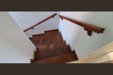 Casa à venda com 200m², 3 quartos e 4 vagas Casa à venda com 200m², 3 quartos e 4 vagasEscada