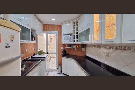 Casa à venda com 200m², 3 quartos e 4 vagas Casa à venda com 200m², 3 quartos e 4 vagasCozinha