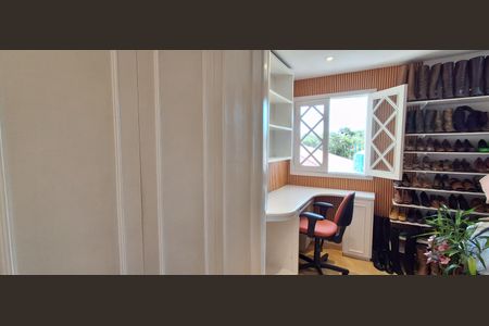 Casa à venda com 200m², 3 quartos e 4 vagas Casa à venda com 200m², 3 quartos e 4 vagasEscritório