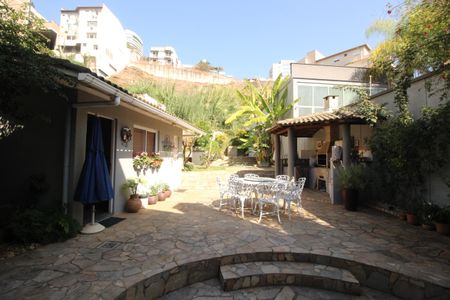 Casa à venda com 268m², 4 quartos e 4 vagasQuintal