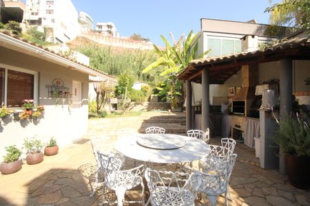 Casa à venda com 268m², 4 quartos e 4 vagasQuintal