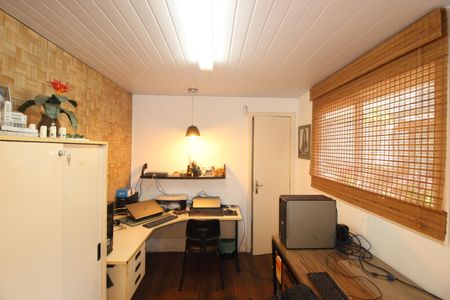 Casa à venda com 268m², 4 quartos e 4 vagasEscritório