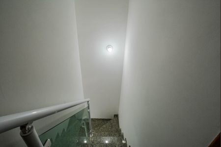 Casa à venda com 89m², 2 quartos e 2 vagasEscada
