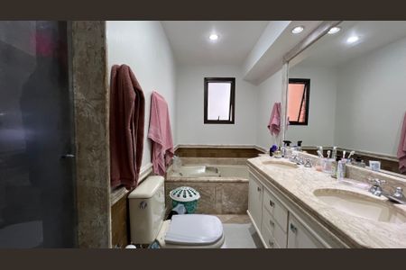 Apartamento à venda com 237m², 4 quartos e 5 vagas Apartamento à venda com 237m², 4 quartos e 5 vagasBanheiro da Suíte 4