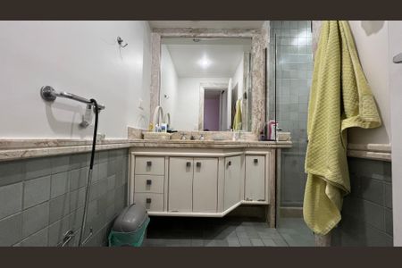 Apartamento à venda com 237m², 4 quartos e 5 vagas Apartamento à venda com 237m², 4 quartos e 5 vagasBanheiro da Suíte 1