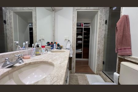 Apartamento à venda com 237m², 4 quartos e 5 vagas Apartamento à venda com 237m², 4 quartos e 5 vagasBanheiro da Suíte 4