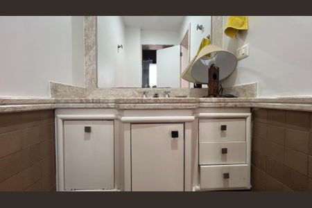 Apartamento à venda com 237m², 4 quartos e 5 vagas Apartamento à venda com 237m², 4 quartos e 5 vagasBanheiro da Suíte 2