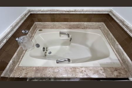 Apartamento à venda com 237m², 4 quartos e 5 vagas Apartamento à venda com 237m², 4 quartos e 5 vagasBanheiro da Suíte 4