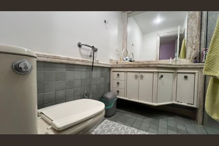 Apartamento à venda com 237m², 4 quartos e 5 vagas Apartamento à venda com 237m², 4 quartos e 5 vagasBanheiro da Suíte 1