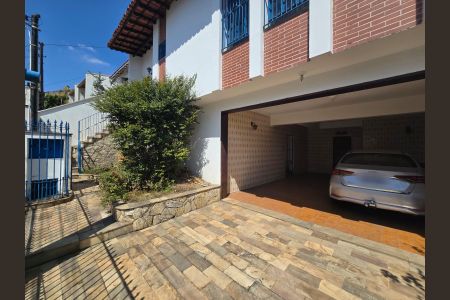 Casa à venda com 252m², 3 quartos e 3 vagas Casa à venda com 252m², 3 quartos e 3 vagasGaragem