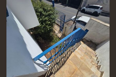 Casa à venda com 252m², 3 quartos e 3 vagas Casa à venda com 252m², 3 quartos e 3 vagasEscada acesso Sala