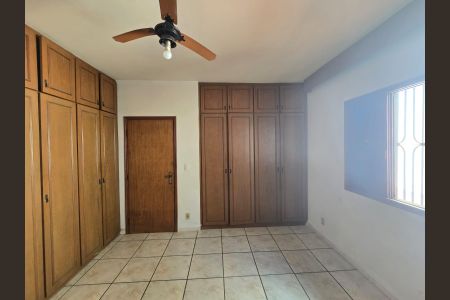 Casa à venda com 252m², 3 quartos e 3 vagas Casa à venda com 252m², 3 quartos e 3 vagasSuíte