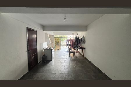 Casa à venda com 250m², 3 quartos e 6 vagas Casa à venda com 250m², 3 quartos e 6 vagasGaragem - Quintal