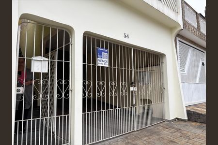 Casa à venda com 225m², 4 quartos e 2 vagas Casa à venda com 225m², 4 quartos e 2 vagasFachada