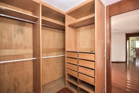 Apartamento à venda com 360m², 4 quartos e 6 vagasArmário da Suíte 1