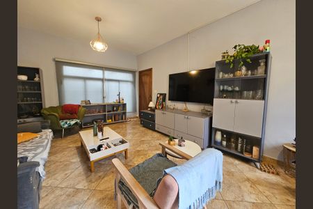Casa à venda com 238m², 3 quartos e 2 vagasSala