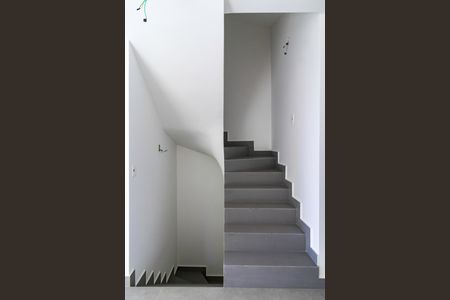 Casa de condomínio à venda com 350m², 4 quartos e 3 vagas Casa de condomínio à venda com 350m², 4 quartos e 3 vagasEscada