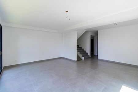 Casa de condomínio à venda com 350m², 4 quartos e 3 vagas Casa de condomínio à venda com 350m², 4 quartos e 3 vagasSala