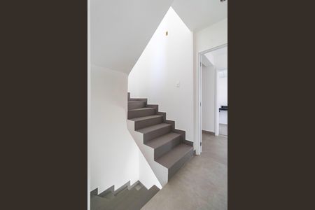 Casa de condomínio à venda com 350m², 4 quartos e 3 vagas Casa de condomínio à venda com 350m², 4 quartos e 3 vagasEscada