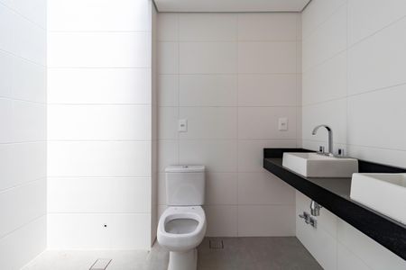 Casa de condomínio à venda com 350m², 4 quartos e 3 vagas Casa de condomínio à venda com 350m², 4 quartos e 3 vagasBanheiro Suíte 4