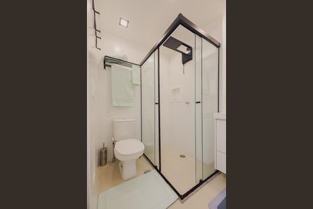 Banheiro de kitnet/studio para alugar com 1 quarto, 25m² em Pinheiros, São Paulo