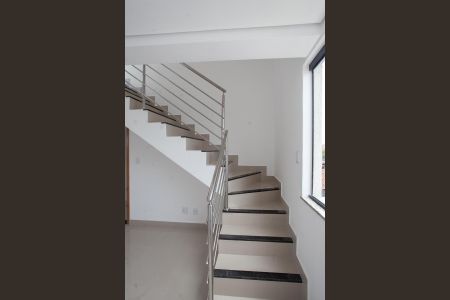 Apartamento à venda com 87m², 2 quartos e 1 vaga Apartamento à venda com 87m², 2 quartos e 1 vagaEscada