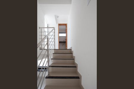 Apartamento à venda com 87m², 2 quartos e 1 vaga Apartamento à venda com 87m², 2 quartos e 1 vagaEscada