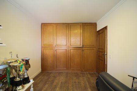 Casa à venda com 480m², 4 quartos e 5 vagas Casa à venda com 480m², 4 quartos e 5 vagasQuarto