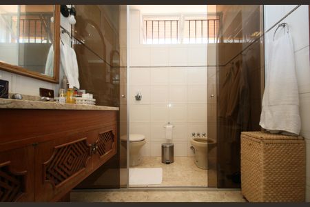 Casa à venda com 480m², 4 quartos e 5 vagas Casa à venda com 480m², 4 quartos e 5 vagasBanheiro suíte 1