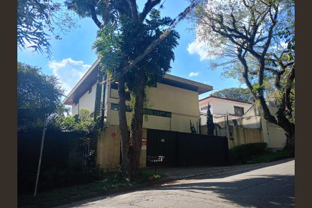 Casa à venda com 480m², 4 quartos e 5 vagas Casa à venda com 480m², 4 quartos e 5 vagasFachada