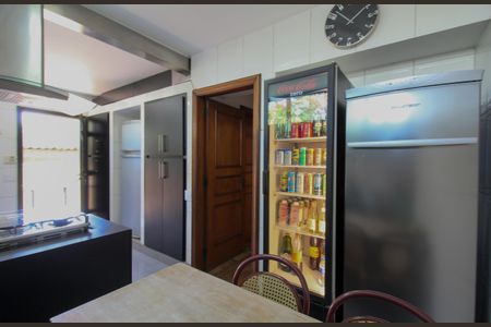 Casa à venda com 480m², 4 quartos e 5 vagas Casa à venda com 480m², 4 quartos e 5 vagasCozinha