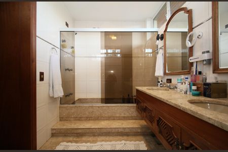 Casa à venda com 480m², 4 quartos e 5 vagas Casa à venda com 480m², 4 quartos e 5 vagasBanheiro suíte 1