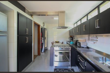 Casa à venda com 480m², 4 quartos e 5 vagas Casa à venda com 480m², 4 quartos e 5 vagasCozinha