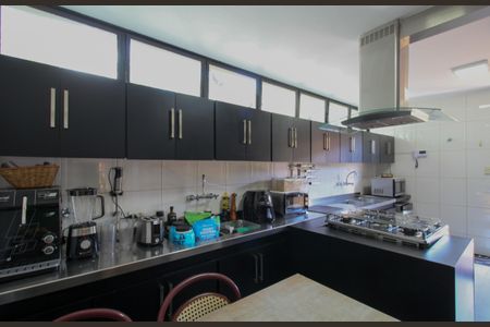 Casa à venda com 480m², 4 quartos e 5 vagas Casa à venda com 480m², 4 quartos e 5 vagasCozinha