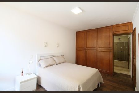 Casa à venda com 480m², 4 quartos e 5 vagas Casa à venda com 480m², 4 quartos e 5 vagasSuíte 2