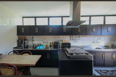 Casa à venda com 480m², 4 quartos e 5 vagas Casa à venda com 480m², 4 quartos e 5 vagasCozinha