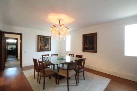 Casa à venda com 480m², 4 quartos e 5 vagas Casa à venda com 480m², 4 quartos e 5 vagasSala de jantar