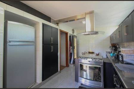 Casa à venda com 480m², 4 quartos e 5 vagas Casa à venda com 480m², 4 quartos e 5 vagasCozinha