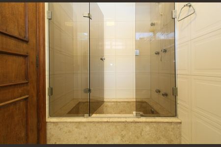 Casa à venda com 480m², 4 quartos e 5 vagas Casa à venda com 480m², 4 quartos e 5 vagasBanheiro suíte 3