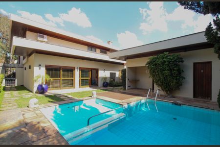 Casa à venda com 480m², 4 quartos e 5 vagas Casa à venda com 480m², 4 quartos e 5 vagasPiscina