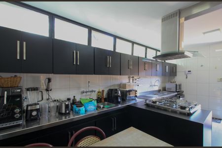 Casa à venda com 480m², 4 quartos e 5 vagas Casa à venda com 480m², 4 quartos e 5 vagasCozinha