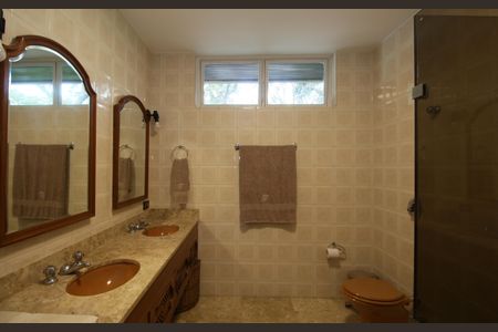 Casa à venda com 480m², 4 quartos e 5 vagas Casa à venda com 480m², 4 quartos e 5 vagasBanheiro suíte 2