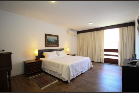 Casa à venda com 480m², 4 quartos e 5 vagas Casa à venda com 480m², 4 quartos e 5 vagasSuíte 1