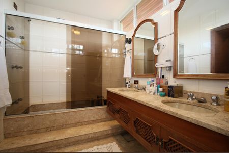 Casa à venda com 480m², 4 quartos e 5 vagas Casa à venda com 480m², 4 quartos e 5 vagasBanheiro suíte 1