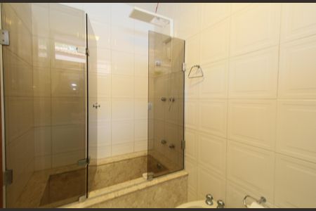 Casa à venda com 480m², 4 quartos e 5 vagas Casa à venda com 480m², 4 quartos e 5 vagasBanheiro suíte 3