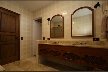 Casa à venda com 480m², 4 quartos e 5 vagas Casa à venda com 480m², 4 quartos e 5 vagasBanheiro suíte 2